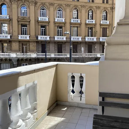 Piazza Bovio 22 4*